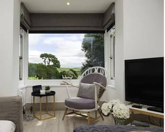 A wonderful 4 bedroom house in Salcombe - Salcombe - Living room