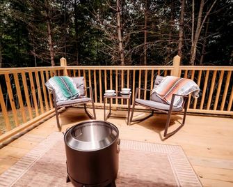 Cozy Modern A-Frame with Private Access Trail to Black Creek in Robbins, Tennessee - Huntsville - Balcón