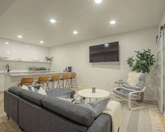 Brand New Luxury Scandinavian Style Basement Apartment! - Kansas City - Sala de estar