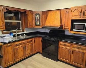 Unit 2 at Oilgate at Oakdale - Akron - Cocina