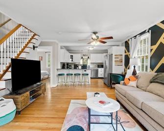 Spacious-5 Beds! 3 Mi To Mohegan - Uncasville - Living room