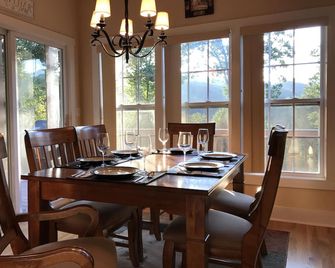 'Mountain Overlook' ~ Blue Ridge Luxury Retreat - Marshall - Comedor