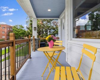 Central location, newly remodeled, Backyard, Firepit, Hot Tub, A/C, Pet-Friendly - Мілуокі - Балкон