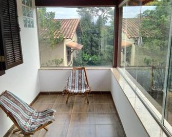Hostel Ares do Mundo - Miguel Pereira - Varanda