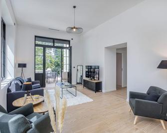 Large Apartment inside a Castle 15min from Lyon - Vourles - Sala de estar