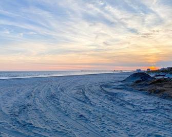 Beautifully Renovated Beach House w/ Fenced Patio! - Atlantic City - Beach