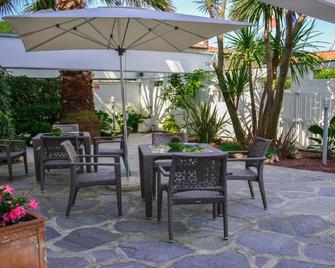 Hotel Tiffany - Marina di Massa - Patio