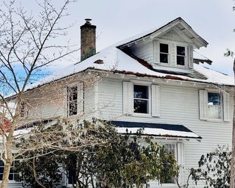 Steps to the Delightful Village of Millbrook ☆ Fun Family Getaway - Millbrook - Building