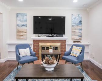 Conveniently located to Airport and Downtown - Fresno - Living room