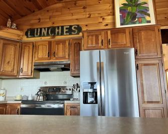 Stunning Lake Views From This Artistic Getaway - Sodus - Kitchen