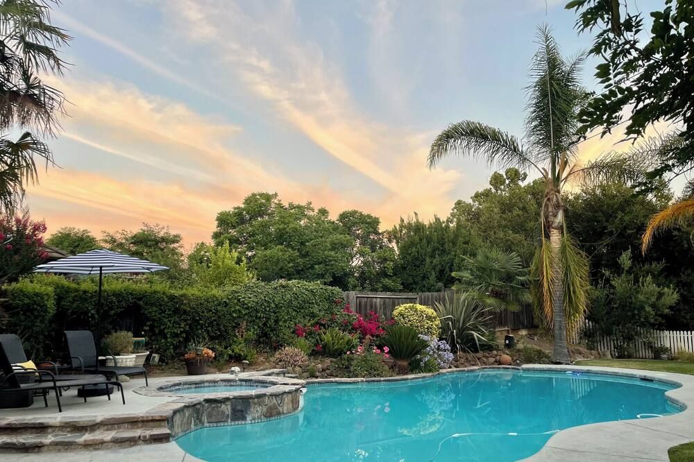 California Tropical Refuge with Pool and Hot Tub accommodating large group of 13 - Hollister - Piscina