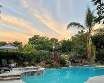 California Tropical Refuge with Pool and Hot Tub accommodating large group of 13 - Hollister - Zwembad