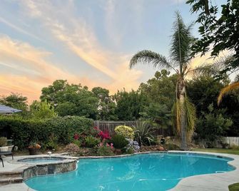 California Tropical Refuge with Pool and Hot Tub accommodating large group of 13 - Hollister - Piscina
