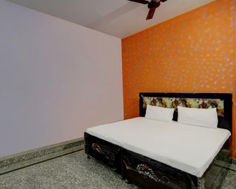 Hotel O Gayatri Palace - Alīgarh - Bedroom