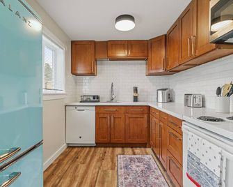 Cozy North Seattle Rambler with Spacious Yard - Seattle - Kitchen
