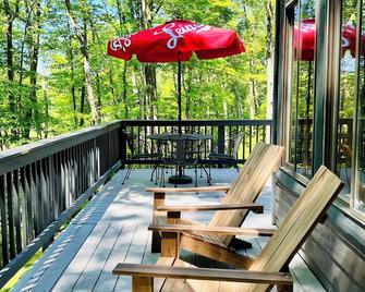 Pet-Friendly Lakeside Chalet w/ Kayaks and Canoe! - Stone Lake - Balcony