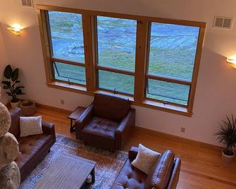 Tranquil space surrounded by mountains and adventure - Keene