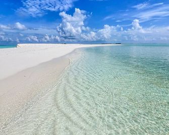 Oceana Inn Maldives - Snorkeling, Sandbank & Surfing Adventures in Kudahuvadhoo Island - Kudahuvadhoo - Playa