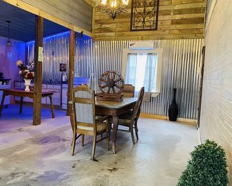 Beautiful Barn inside a cheerful farm - Willis - Comedor