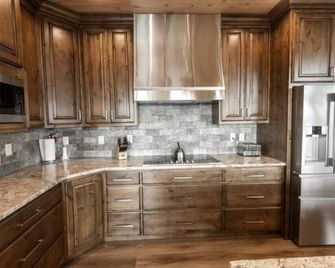 Elegant Grand Cabin w/ Hot Tub - Ashton - Kitchen