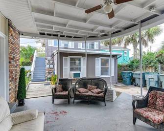 Walk to Beach Galveston Vacation Rental! - Galveston - Patio