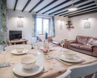 The Brambles - 2 bedroom Cottage - Llanteg - Newport - Dining room