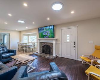 Cozy retreat with two master bedrooms & king beds - Los Angeles - Living room