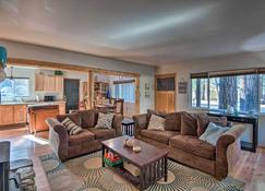 Cozy Mountain Cabin ~ 7 Mi to Heavenly Ski Resort! - South Lake Tahoe - Living room