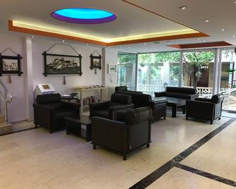 Muz Hotel - אלניה - לובי