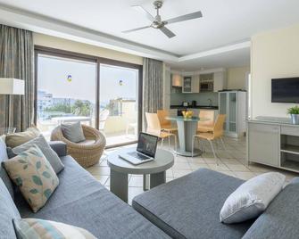 Pearly Grey Ocean Club Apartments & Suites - Callao Salvaje - Living room