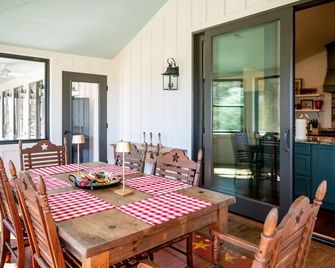 Pickle Ball + Fire Pit + Luxury Family Getaway! - Brenham - Ruokailuhuone