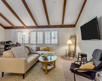 Unique Rustic Loft Apt Just Minutes to Ski Resorts - Cottonwood Heights - Living room