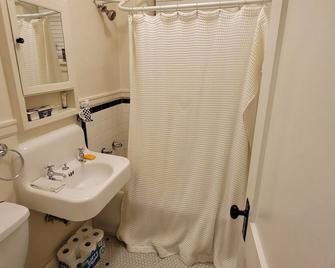 Cozy, fully furnished studio located in the Historic empress building! - Portland