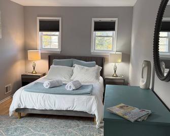 Close to everything! Well equipped, beautiful backyard and near the beach. - Long Branch - Schlafzimmer