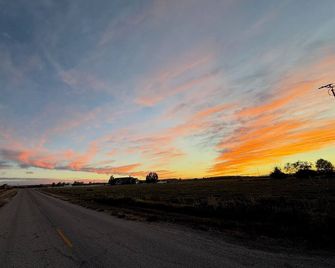Farmhouse with a pool, hot tub and parking. Between Cody and the Big Horn Mts - Lovell - Outdoors view