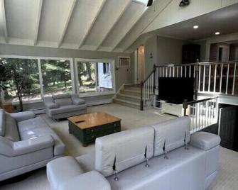 Renovated 4/2 Country Home w/ Vaulted Family Room\n - Hatfield - Living room