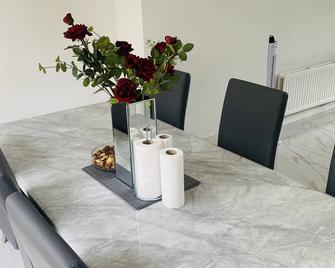Inviting 4-Bed House in Leeds - New Malden - Dining room