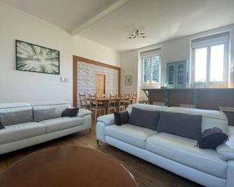 Grande Maison au Cœur de Calme et de la Verdure du Cantal - Riom-ès-Montagnes - Salon
