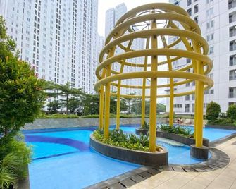 Comfort and Minimalist Studio Bassura City Apartment by Travelio - Jakarta - Pool