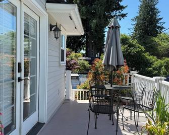 Light and bright, University District Studio Apartmentfantastic location - Seattle - Balkong