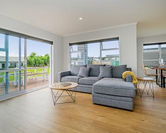 Seascape - Cooks Beach Holiday Home - Whitianga - Sala de estar