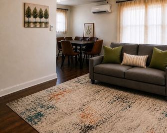 Comfort first! Enjoy this 3BR one block off Broad St + Lake Dannelly Access - Camden - Living room