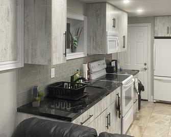 Stunning & cozy freshly renovated 2 bedroom basement unit - Kitchener - Kitchen