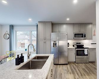 Rooftop patio Hot Tub/ 2 BBQ/ firepit/Full Games room/7 Beds/5 floors - Grand Bend - Kuchyň