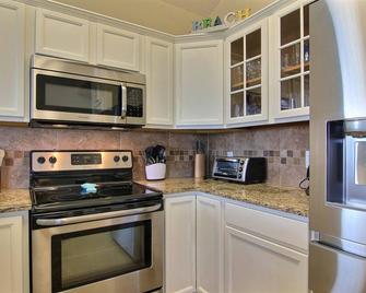 Shamrock by the Sea - Port Aransas - Kitchen