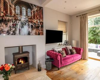 The Coach House - Grantham - Living room