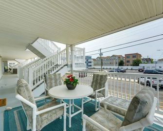 Condo w/ Deck: Walk to Beach & Convention Center! - Wildwood - Balcón