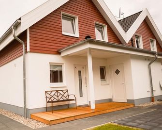 Vacation home Vechtestrand with 72 m² living space in Nordhorn. First-class living comfort with sauna, whirlpool, fireplace & air conditioning. Sunny terrace with patio furniture and parasol. Washing machine - Nordhorn - Building