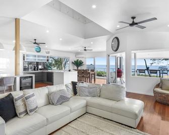 Belle Escapes SeaChange at Clifton beach Luxury Beachfront Home - Clifton Beach - Sala de estar