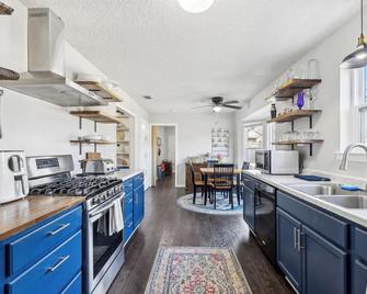 Spacious Family Getaway with Private Pool, Fireplace & Children's Playroom - Cleburne - Kitchen